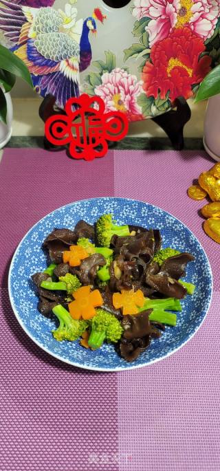 西兰花炒木耳的做法步骤：10
