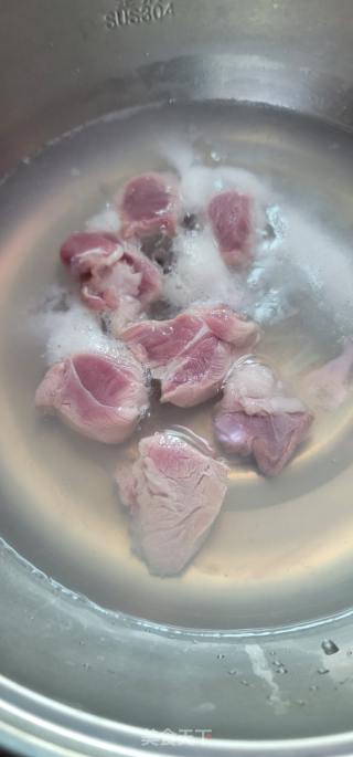 花旗参瘦肉汤的做法步骤：3