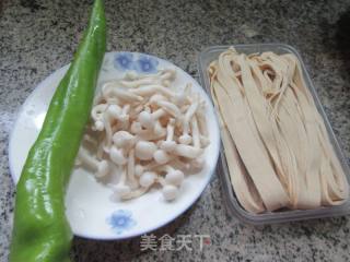青椒白玉菇炒千张条的做法步骤：1