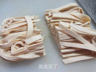 青椒白玉菇炒千张条的做法步骤：2