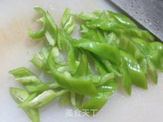 青椒白玉菇炒千张条的做法步骤：3