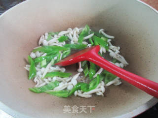 青椒白玉菇炒千张条的做法步骤：5
