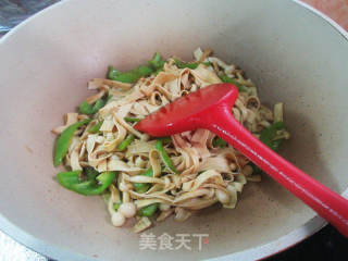 青椒白玉菇炒千张条的做法步骤：9