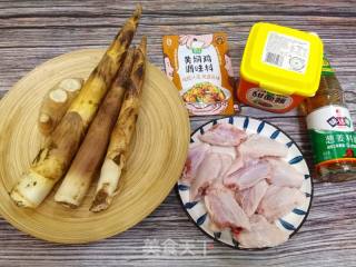 春天时令美食/春笋焖鸡翅的做法步骤：1