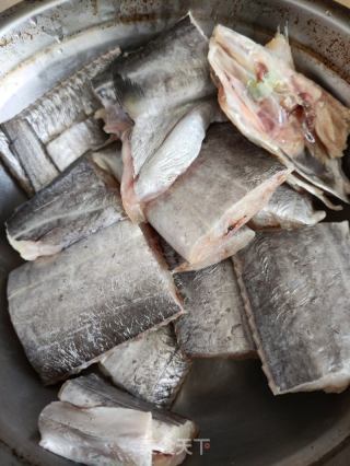 红烧带鱼的做法步骤：1