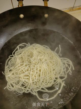 肉酱鸡蛋炒面的做法步骤：4