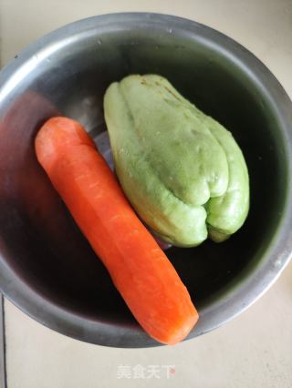佛手瓜炒腊肠的做法步骤：1