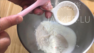 抹茶奶酥吐司，淡淡抹茶清香，口感蓬松又拉丝，奶香味十足。的做法步骤：2