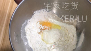 抹茶奶酥吐司，淡淡抹茶清香，口感蓬松又拉丝，奶香味十足。的做法步骤：3