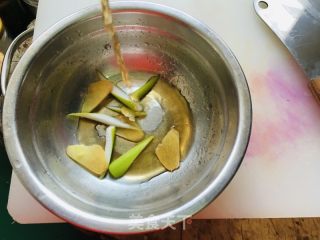 豉香剁椒鱼头的做法步骤：2