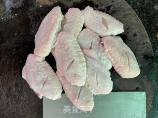 香脆芝麻炸鸡翅的做法步骤：1