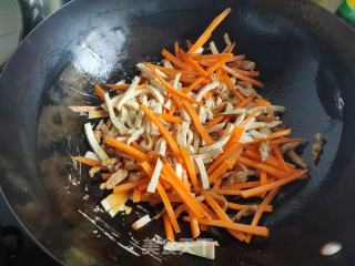 胡萝卜豆干炒肉丝的做法步骤：4