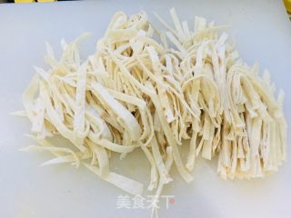 鸡蛋绿豆芽炒饼的做法步骤：2
