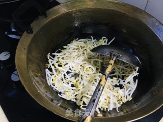 鸡蛋绿豆芽炒饼的做法步骤：6
