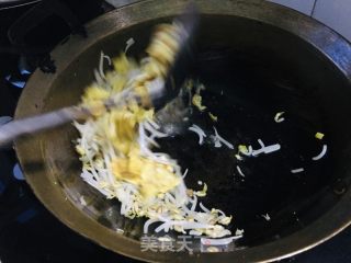 鸡蛋绿豆芽炒饼的做法步骤：7