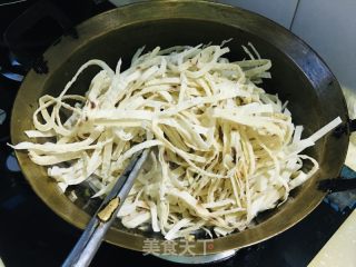 鸡蛋绿豆芽炒饼的做法步骤：8