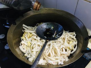 鸡蛋绿豆芽炒饼的做法步骤：9