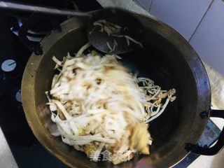 鸡蛋绿豆芽炒饼的做法步骤：10