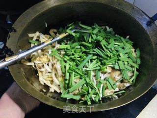 鸡蛋绿豆芽炒饼的做法步骤：11