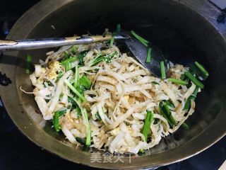 鸡蛋绿豆芽炒饼的做法步骤：12