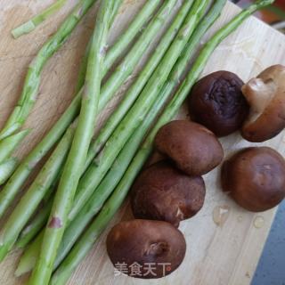 精肉香菇炒芦笋的做法步骤：1