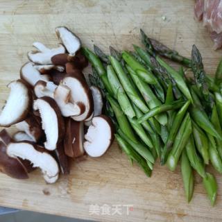 精肉香菇炒芦笋的做法步骤：2