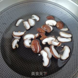 精肉香菇炒芦笋的做法步骤：3