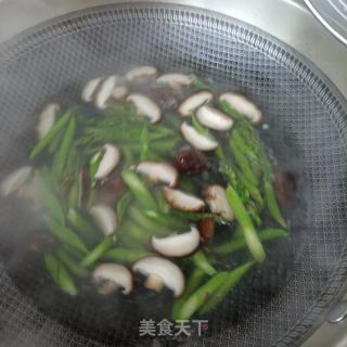 精肉香菇炒芦笋的做法步骤：6