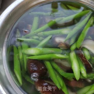 精肉香菇炒芦笋的做法步骤：7