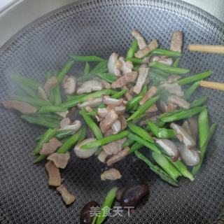 精肉香菇炒芦笋的做法步骤：12