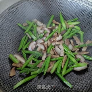 精肉香菇炒芦笋的做法步骤：13