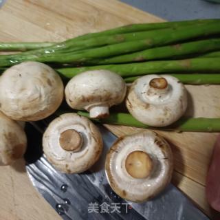 火腿肠口蘑炒芦笋的做法步骤：1