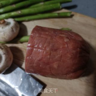 火腿肠口蘑炒芦笋的做法步骤：2