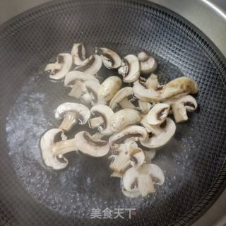 火腿肠口蘑炒芦笋的做法步骤：5