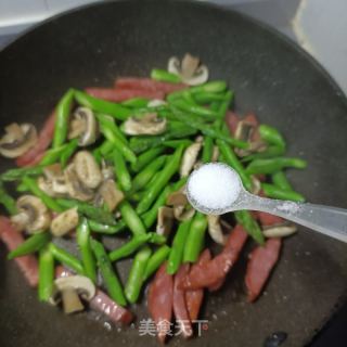 火腿肠口蘑炒芦笋的做法步骤：10