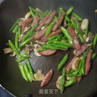 火腿肠口蘑炒芦笋的做法步骤：11