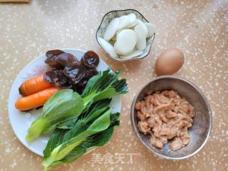 鸡蛋肉片年糕汤的做法步骤：1