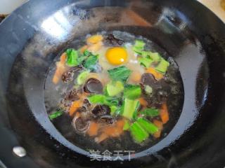 鸡蛋肉片年糕汤的做法步骤：3