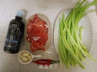 香芹炒羊肉的做法步骤：1