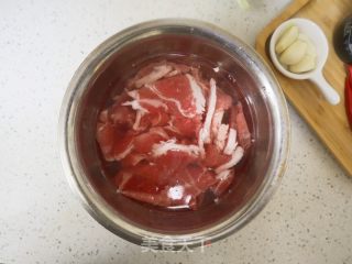 香芹炒羊肉的做法步骤：3