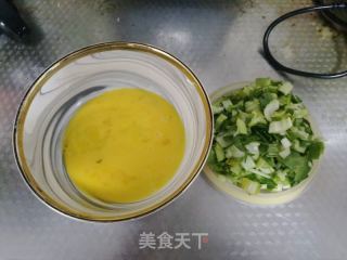 鸡蛋油菜炒饭的做法步骤：1