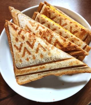 双色蛋饼三文治的做法