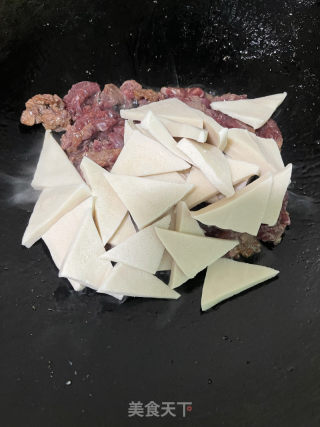 千页豆腐炒牛肉的做法步骤：8