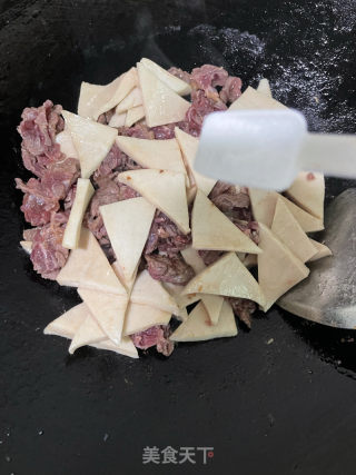 千页豆腐炒牛肉的做法步骤：9