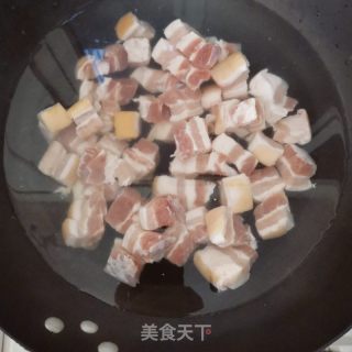 红烧肉的做法步骤：1