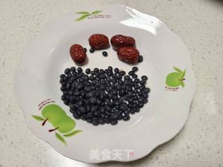 红枣黑豆炖鲤鱼的做法步骤：1