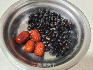 红枣黑豆炖鲤鱼的做法步骤：2