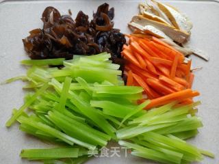 莴笋肉丝炒粉干的做法步骤：2