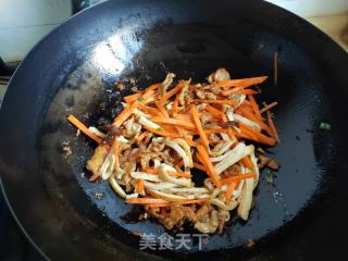 莴笋肉丝炒粉干的做法步骤：5