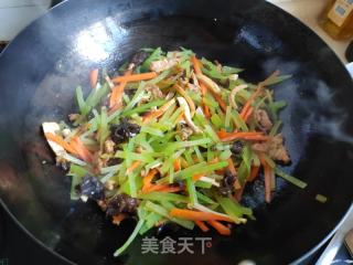 莴笋肉丝炒粉干的做法步骤：6